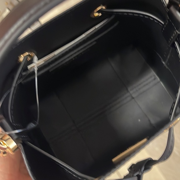 MICHAEL KORS 35F2GM9M1B MERCER SMALL BUCKET DRAWSTRING CROSSBODY IN BLACK - Picture 8 of 16